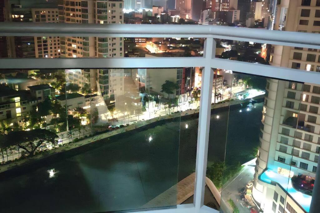 Aveline Suites Elite Rockwell View Acqua Private Residences Near Rockwell Makati Manila Exterior foto